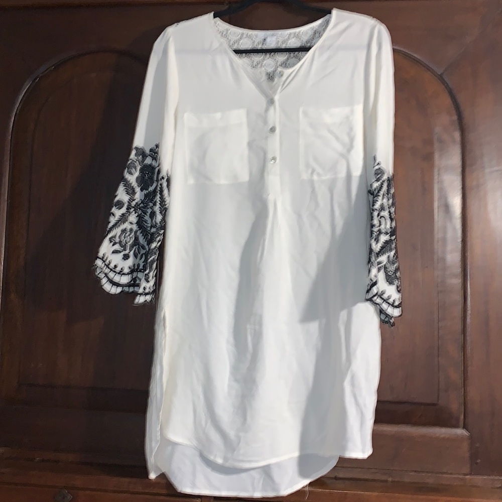 Roz & Ali long cream tunic with lace back & embroidered sleeves size L